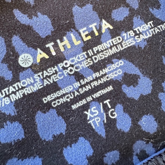 Athleta salutation stash pocket 2 printed 7/8 tight in blue leopard print xs - Picture 6 of 6